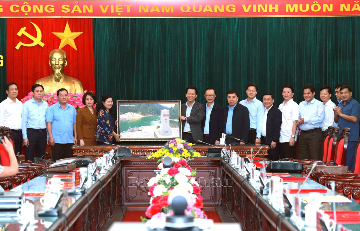 Bí thư Tỉnh ủy Lai Châu Giàng Páo Mỷ tặng bức tranh cho các đồng chí lãnh đạo tỉnh Hà Giang.
